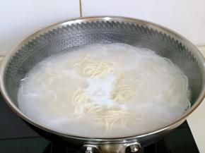 煮挂面，锅中加入水烧开，下面，煮熟捞出过冷水。
