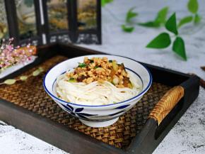 把做好的茄子卤盛在面上即可。