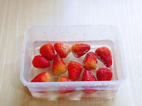 去蒂的草莓用清水冲洗，再用盐水泡10分钟。