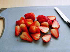 10分钟后捞出淋干水分，再将草莓一切二。