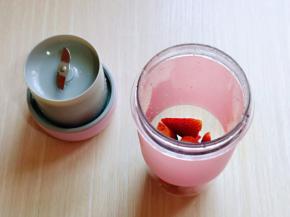 切好的草莓放入果汁杯中。