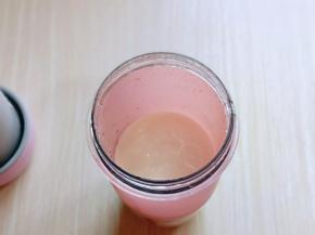 再倒入酸奶。(两盒酸奶我榨了两次)