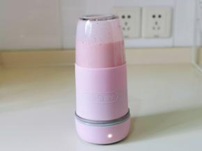 把果汁杯倒扣按启动键，将草莓搅碎即可。