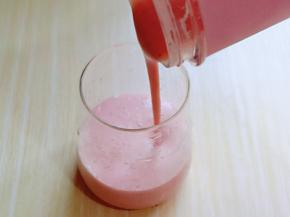 酸奶草莓奶昔好了呦～倒入杯中，非常细腻。