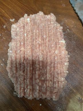 用刀剁成肉泥，用料理机打也可以的。