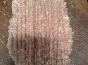 用刀剁成肉泥，用料理机打也可以的。
