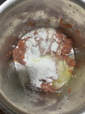 加入清水，蛋清，玉米淀粉和盐搅拌均匀。