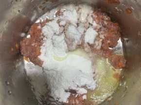 加入清水，蛋清，玉米淀粉和盐搅拌均匀。