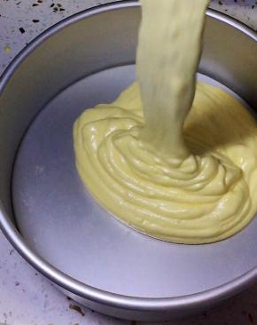 搅拌均匀的面糊从高处倒入八寸模具中（戚风蛋糕不能用不沾模具），这样是为了消除面糊中的大气泡