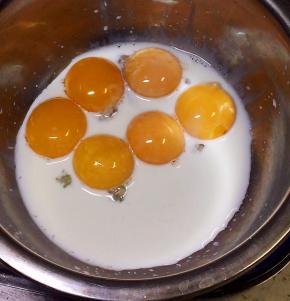 蛋黄盆中放入牛奶