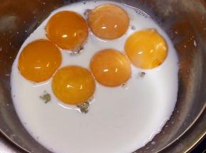 蛋黄盆中放入牛奶