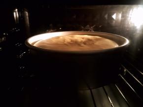 此时烤箱预热完毕，模具放入烤箱，上火140度，下火150度烤40分钟