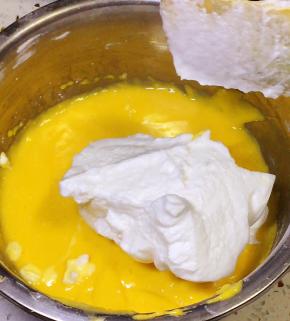 放入1/3蛋白糊，切拌均匀（可以像炒菜一样搅拌），这里不能画圈搅拌，以免消泡