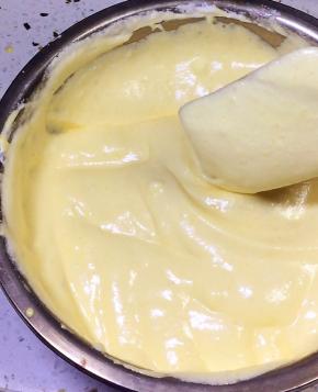 依然切拌均匀，这个过程尽量快一些。此时预热烤箱，150度10分钟