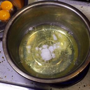 蛋白打入无油无水的盆中，放入20克白糖