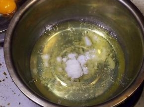 蛋白打入无油无水的盆中，放入20克白糖