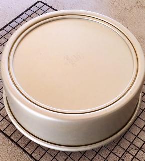 烘烤完毕取出，震几下后倒扣3小时左右晾凉