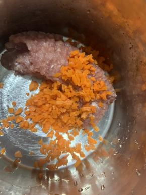 加入胡萝卜粒搅拌均匀。