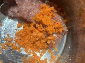 加入胡萝卜粒搅拌均匀。