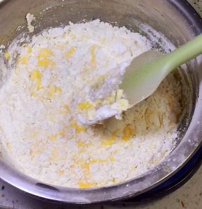 用刮刀搅拌均匀，这里不要过度搅拌，以免产生面筋