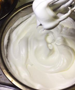 高速搅打至干性发泡，提起打蛋头，有直立的小尖角。放入冰箱冷藏备用