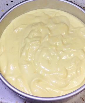 倒完面糊后，把模具震几下，将面糊中的小气泡震出来