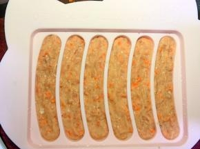 将肉泥挤进硅胶香肠模具中。