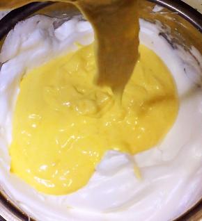 将搅拌均匀的面糊倒入其余的面糊中