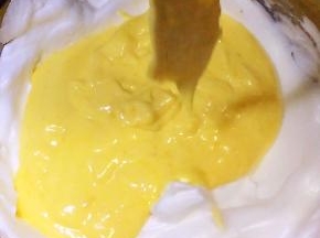 将搅拌均匀的面糊倒入其余的面糊中