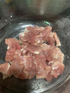 前腿肉洗净切片。