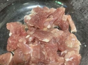 前腿肉洗净切片。