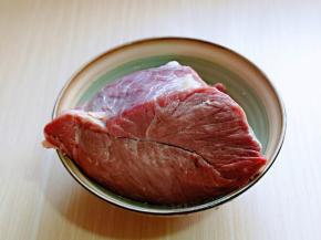 首先选牛肉，最好选用没有筋头巴脑的，这样口感比较好，牛肉用温水冲洗两篇，之后反复用冷水泡，将血水泡出。