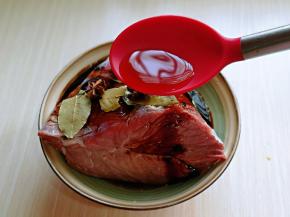 泡好的牛肉加入生抽，料酒，八角，桂皮，香叶，戴上食品手套，轻轻按摩牛肉，使其均匀吸收到酱汁。