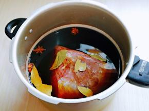 倒入高压锅中，加入纯净水，没过牛肉为佳，开火烧开，烧开后，转小火压30分钟，关火后待高压锅解压后再将盖子打开。