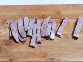 把牛肉取出，凉晾，要凉透，也可以放入冰箱冷藏，再取出来切条。(必须要凉透后再切，这样切出来的比较好看且不易碎)