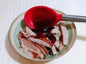 切好的牛肉条放入器具中，加入蚝油，抓拌均匀。