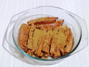 再加入五香粉，孜然粉。(不喜欢孜然粉的也可以不放)