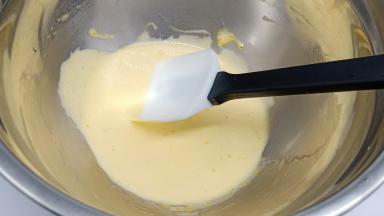 蛋黄加20克的白糖，3滴柠檬汁打发至蛋黄颜色变浅、体积增大就可以。