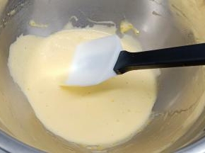 蛋黄加20克的白糖，3滴柠檬汁打发至蛋黄颜色变浅、体积增大就可以。