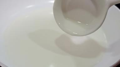 平底锅加上牛奶。