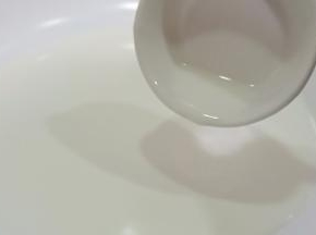 平底锅加上牛奶。