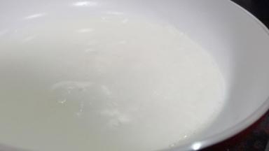 开小火煮至牛奶周围冒小泡就关火。