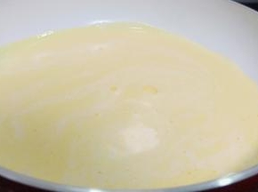 牛奶里加打发好的蛋黄液与0.5克的盐快速搅拌均匀。