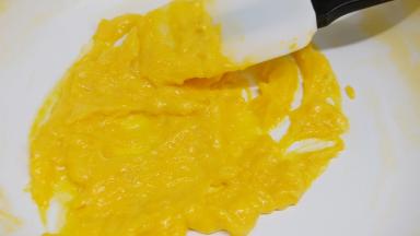 再开小火用铲子慢慢搅拌成粘稠状就可以关火备用。