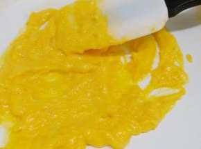 再开小火用铲子慢慢搅拌成粘稠状就可以关火备用。