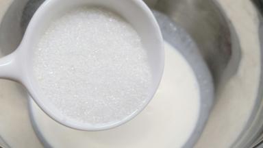 淡奶油加20克的白糖。