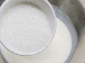 淡奶油加20克的白糖。