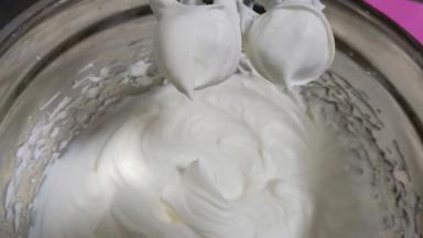 淡奶油打发至有纹路，如图这样。