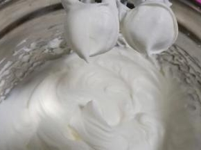 淡奶油打发至有纹路，如图这样。