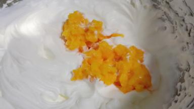 打发好的淡奶油加入蛋黄糊。